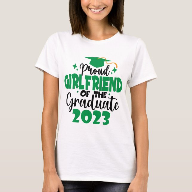 Proud GIRLFRIEND av klass 2023 Student Roligt T Shirt (Framsida)