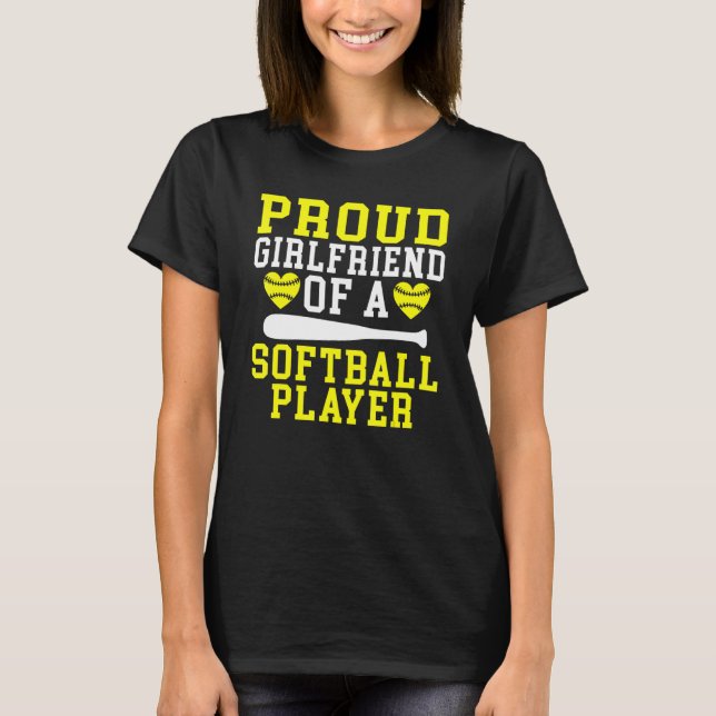 Proud Girlfriend of a Softball Player Girlfriend T Shirt (Framsida)
