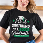 Proud Girlkompis från 2023 student-familjmatchning T Shirt<br><div class="desc">Fira din pojkväns eller flickväns studenten med den här moderna t-shirt som innehåller en "Proud GIRLFRIEND of a 2023 Student"-typografi i vitt och grönt typsnitt som dekoreras med ett gradlock med grönt tassel. Anpassa enkelt den här t-tröjan med studenten och gradens namn genom att redigera mallen fält. Den här t-shirt...</div>