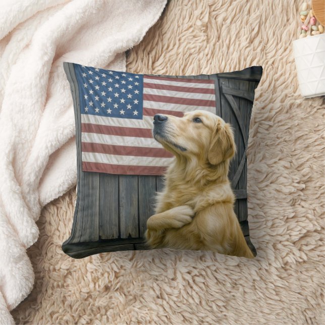 Proud Golden Retriever With American Flag Kudde (Filt)