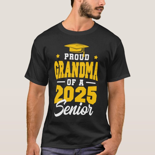 Proud Grandma av en högre klass 2025-2022 T Shirt (Framsida)