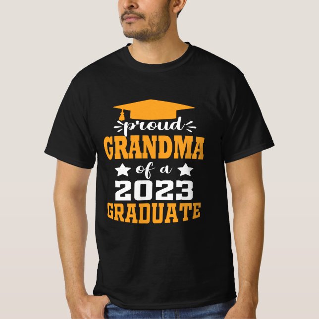 Proud GRANDMA av klass 2023 Student Modern T Shirt (Framsida)