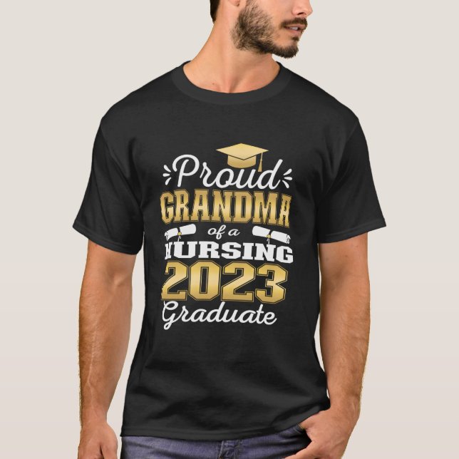 Proud Grandma Class Of 2023 Nursing Graduate Nurse T Shirt (Framsida)