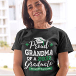 Proud Grandma från 2023 student grönt tassel T Shirt<br><div class="desc">Fira din morsons eller barndotterdotterdotterdotterdotterdotterdotterdotterdotterdotterdotterdotters studenten med denna moderna t-shirt med "Proud GRANDMA of a 2023 Student"-typografi i vitt och grönt typsnitt dekorerat med ett svart hylsa med grönt tassel. Anpassa enkelt denna t-shirt med studenten och grad's namn genom att redigera mallen fält. Den här t-shirt är en del av...</div>