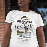 Proud Grandma från fotot namn T-Shirt från student<br><div class="desc">Fira din barnsons eller morskas studenten med denna moderna t-shirt med texten "Proud GRANDMA of the Student" i svart contemporary typsnitt dekorerat med en grad sockel med en gyllene tassel. Anpassa enkelt den här t-tröjan med en bild av student, studenten och skolans namn genom att redigera mallen fält. Den här...</div>