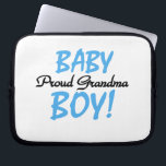 Proud Grandma Pojke Gifts Laptop Fodral<br><div class="desc">Blå och svart text Proud Grandma of a Pojke keepébox,  tiles,  prydnadsföremål,  anteckningsböcker,  pitchers,  mugg,  kort,  klistermärken,  magneter,  munssaxar och andra proud Grandma-kläder och presentartiklar.</div>