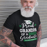 Proud Grandpa 2023 student grönt cap namn T Shirt<br><div class="desc">Fira din morsons eller barndotterdotterdotterdotterdotterdotterdotterdotterdotterdotterdotterdotterdotters studenten med denna moderna t-shirt som innehåller en "Proud GRANDPA of a 2023 Student"-typografi i vitt och grönt. Anpassa enkelt denna t-shirt med studenten och namn i student genom att redigera mallen fält. Den här t-shirt är en del av vår "Studenten-familjens matchande T-Shirts" med många...</div>