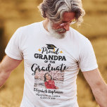 Proud Grandpa från fotot av namn T-Shirt från stud<br><div class="desc">Fira din barnsons eller morskas studenten med denna moderna t-shirt med texten "Proud GRANDPA of the Student" i svart contemporary typsnitt dekorerat med en grad sockel med en gyllene tassel. Anpassa enkelt den här t-tröjan med en bild av student, studenten och skolans namn genom att redigera mallen fält. Den här...</div>
