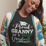 Proud Granny of 2023 student Black grönt tassel T Shirt<br><div class="desc">Fira din morsons eller barndotterdotterdotterdotterdotterdotterdotterdotterdotterdotterdotterdotters studenten med denna moderna t-shirt med en "Proud GRANNY of a 2023 Student"-typografi i svart och grönt typsnitt dekorerad med ett svart hylsa med grönt tassel. Anpassa enkelt denna t-shirt med studenten och grad's namn genom att redigera mallen fält. Den här t-shirt är en del...</div>
