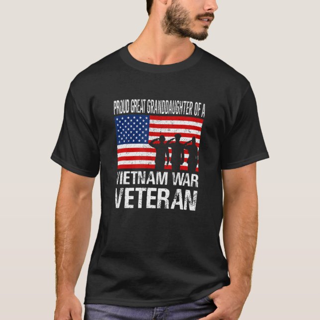 Proud Great Granddaughter of a Vietnam War Veteran T Shirt (Framsida)