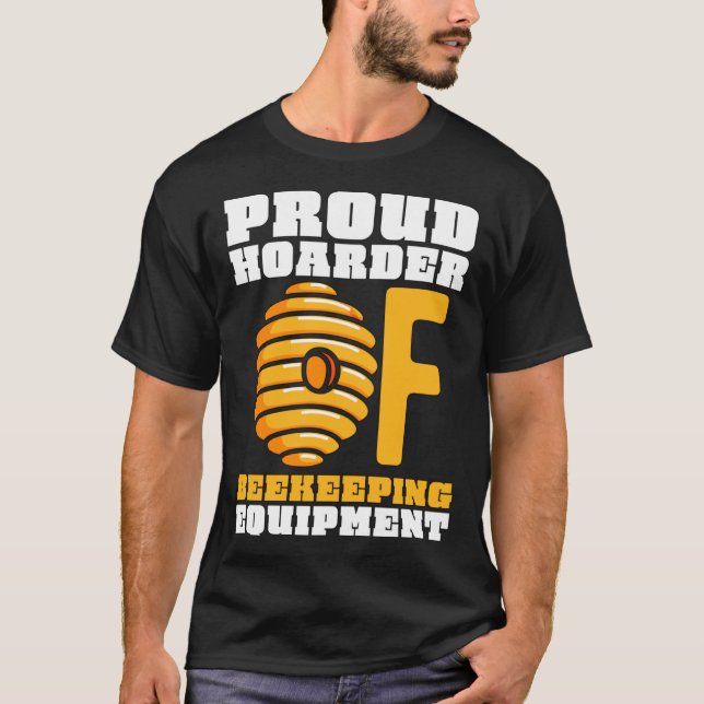 Proud Hoarder of Bifarm Equipment Bee Farmer B T Shirt (Framsida)