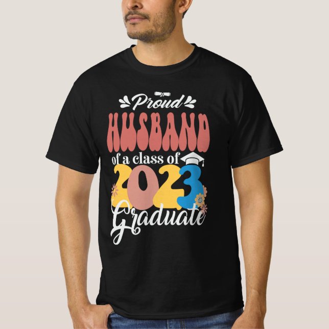 Proud HSUBAND av klass 2023 Student Groovy T Shirt (Framsida)