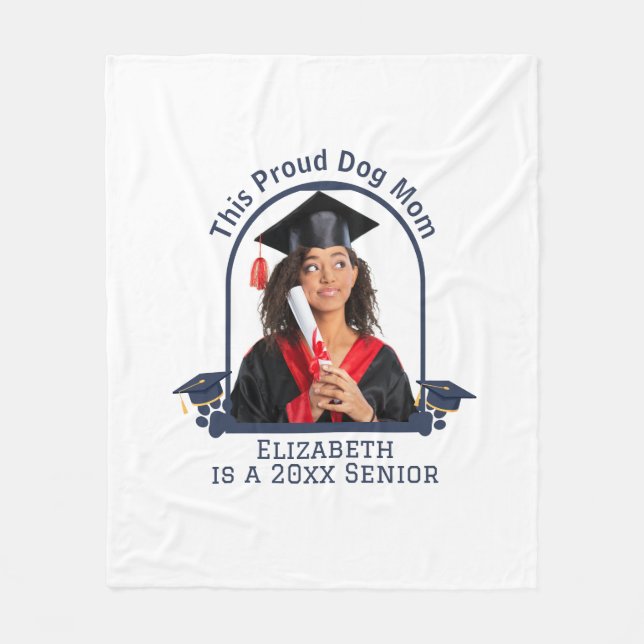 Proud Hund är en Senior - Anpassningsbar Studenten Fleecefilt (Framsidan)