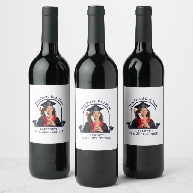 Proud Hund är en Senior - Anpassningsbar Studenten Vinflaska Etikett (Flaskor)