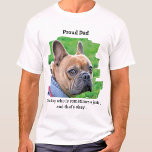 Proud Hund Pappa Funny Personlig Pet Photo T Shirt<br><div class="desc">Vår hundar är som våra barn, vi kärlek dem till delarare, men ibland kan de vara lite stygga. Visning hur stolt du är över honom i alla fall! "Proud Pappa ... "Av en hund som ibland är en idiot och det är okej." Anpassa med din underliga hund favoritfoto till Hund....</div>