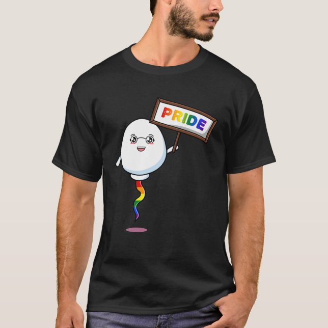 Proud LGBT Queer Cute pride shield hold by Rainbow T Shirt (Framsida)