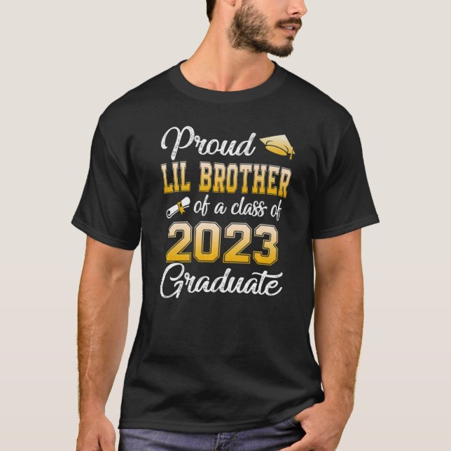 Proud Lil Brother av klass 2023 Student Seni T Shirt (Framsida)