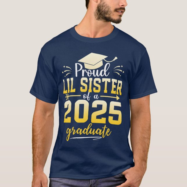 Proud Lil Sister Of A Class Of 2025 Graduate funny T Shirt (Framsida)