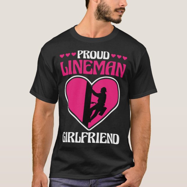 Proud Lineman Girlfriend Lineman Linemen Boyfriend T Shirt (Framsida)