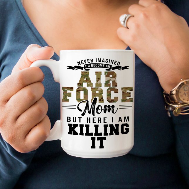 Proud Luft Force Mamma som dödade den i stort sett Kaffemugg (Air Force Mom funny coffee mug gift, 15 oz, never imagined, but here I am killing it, basic training)