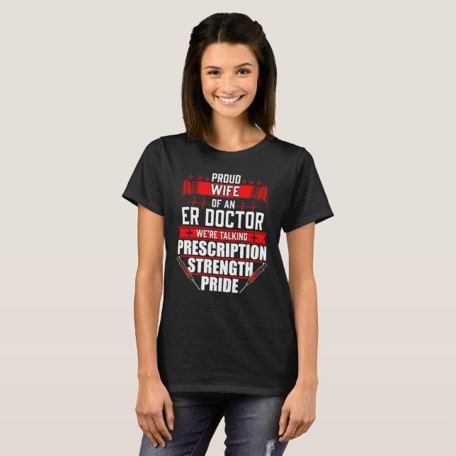 Proud Maka till ett Akut Room ER Doktor T Shirt (Hel framsida)