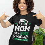 Proud Mamma av 2024 student svart grönt tassel T Shirt<br><div class="desc">Fira din sons eller dotters studenten med denna moderna t-shirt med "Proud MAMMA of a 2024 Student"-typografi i vitt och grönt typsnitt dekorerad med ett svart hylsa med en grönt tassel. Anpassa enkelt denna t-shirt med studenten och namn student genom att redigera mallen fält.</div>