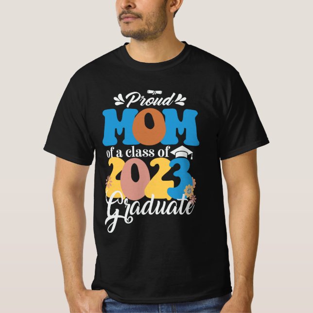 Proud MAMMA av klass 2023 Student Retro Groovy T Shirt (Framsida)