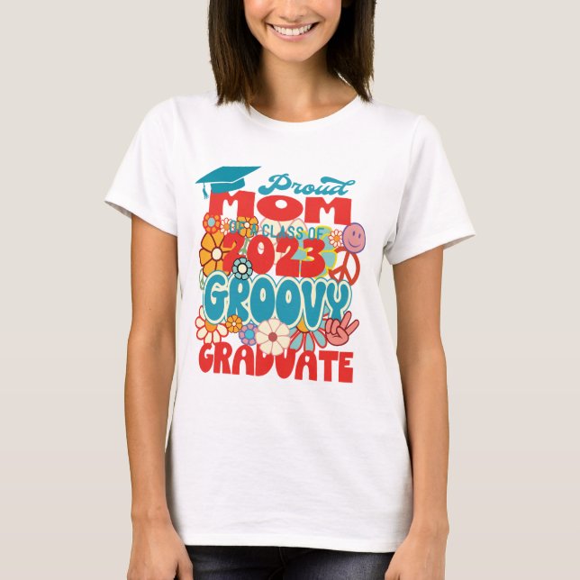 Proud MAMMA av klass 2023 Student Retro Groovy T Shirt (Framsida)