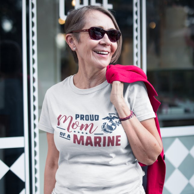 Proud Mamma i en marin T Shirt (Skapare uppladdad)