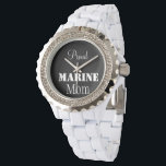 Proud Marine Mamma Watch Armbandsur<br><div class="desc">Grattisar som du är marin Mamma, en son eller dotter i United Stater Marine Corps, som har avlagt ett upploppsläger och som officiellt är Mor i en marin marin kår. Ni är patriotisk och kärlek för att skryta om USMC och militären. Så bära den vita syskan med titeln Marine Mamma...</div>
