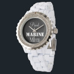 Proud Marine Mamma Watch Armbandsur<br><div class="desc">Grattisar som du är marin Mamma, en son eller dotter i United Stater Marine Corps, som har avlagt ett upploppsläger och som officiellt är Mor i en marin marin kår. Ni är patriotisk och kärlek för att skryta om USMC och militären. Så bära den vita syskan med titeln Marine Mamma...</div>