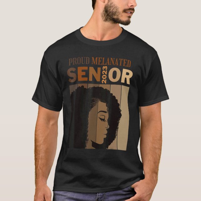 Proud Melanated Senior 2023 Class Black Afro Gradu T Shirt (Framsida)