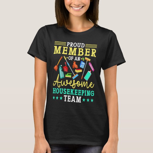 Proud Member Of An Awesome Housekeeping Team T Shirt (Framsida)