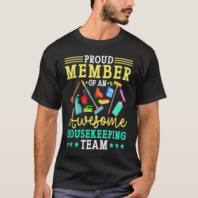 Proud Member Of An Awesome Housekeeping Team T Shirt (Framsida)