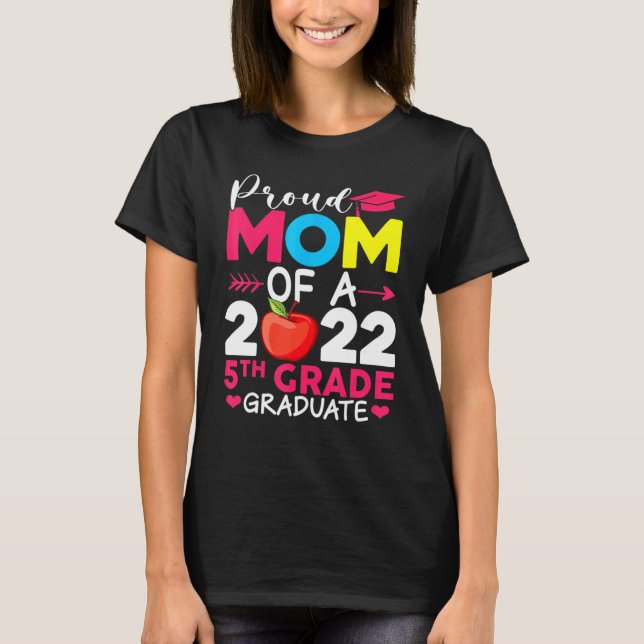 Proud Mom Class Of 2022 Phd 5th Grade Graduate Doc T Shirt (Framsida)