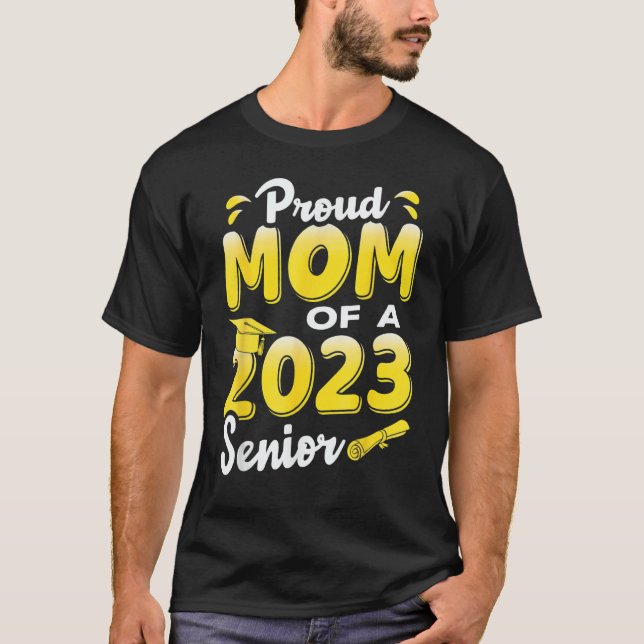 Proud Mom Of A 2023 Senior Funny Graduation_1 T Shirt (Framsida)