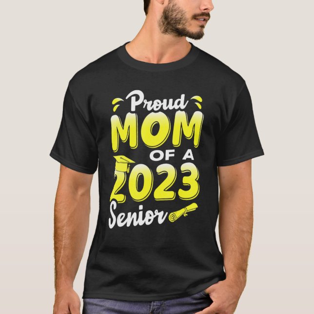 Proud Mom Of A 2023 Senior Funny Graduation_2 T Shirt (Framsida)