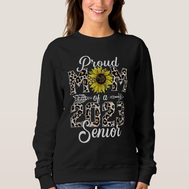 Proud Mom Of A 2023 Senior Last Day Of School Grad T Shirt (Framsida)