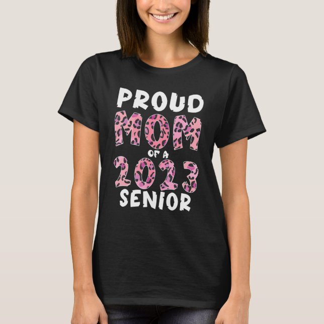 Proud Mom Of A 2023 Senior  Leopard Pink Skin T Shirt (Framsida)