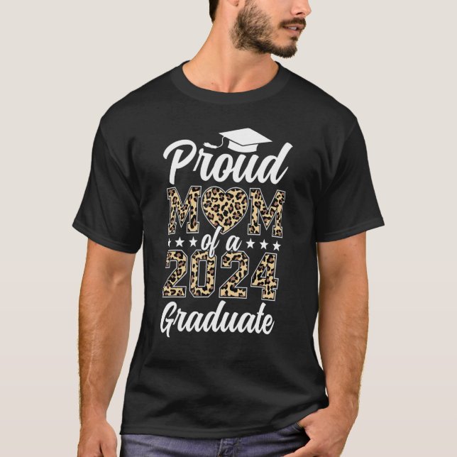 Proud Mom Of A 2024 Graduation Leopard Senior Mom  T Shirt (Framsida)