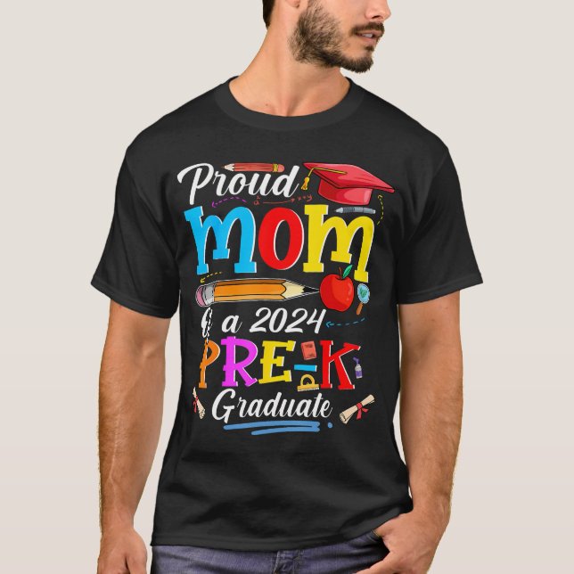 Proud Mom Of A 2024 Pre-K Graduate Funny Family Lo T Shirt (Framsida)