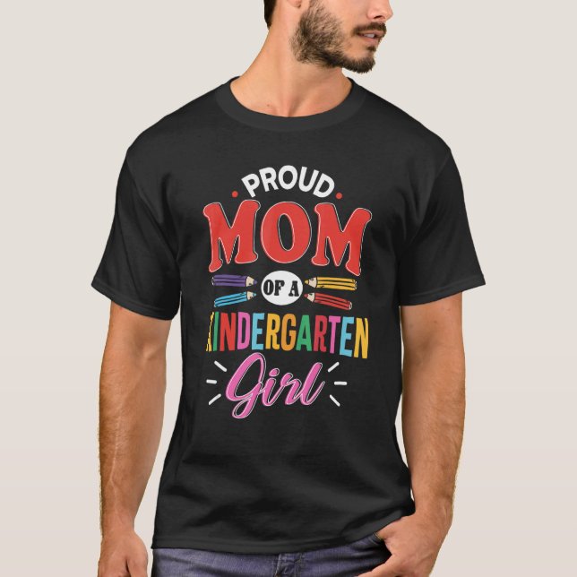 Proud Mom Of A Kindergarten Girl First Day Back To T Shirt (Framsida)