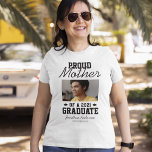 Proud Mor av 2025 Student T Shirt<br><div class="desc">Att spela med pridet för framgångarna i barn! Visa dem hur stolta ni är över studenten-ceremonin i personlig med ett foto av ditt barn,  texten "stolt mor av 2025 student",  namn och högskola/högskola.</div>