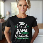 Proud Nana från 2023 student grönt tassel T Shirt<br><div class="desc">Fira din morsons eller barndotterdotterdotterdotters studenten med denna moderna t-shirt med en "Proud NANA of a 2023 Student"-typografi i vitt och grönt typsnitt dekorerad med ett svart hylsa med grönt tassel.. och anpassa den här t-tröjan med studenten och grad's namn genom att redigera mallen fält. Den här t-shirt är en...</div>