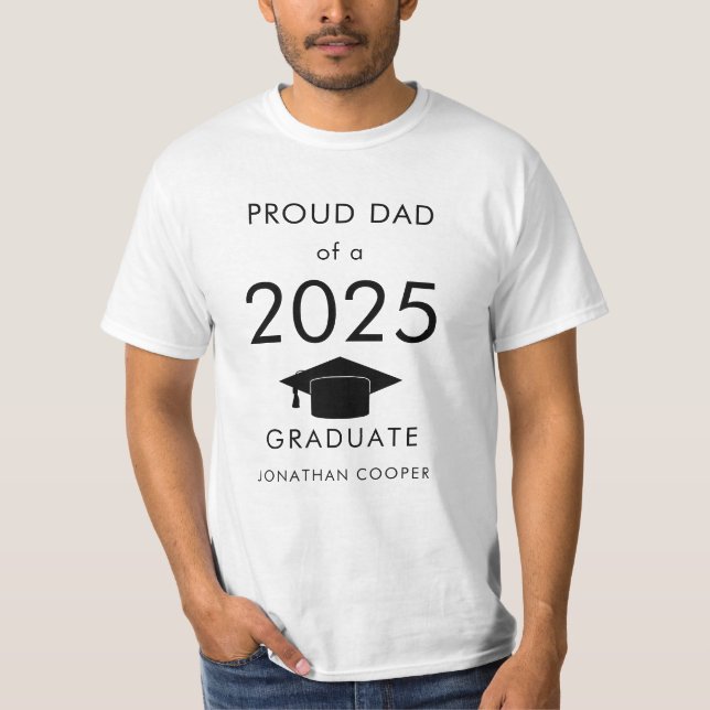 Proud Pappa av 2025 Student Cap Black Typography T Shirt (Framsida)