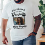 Proud Pappa av ett foto med vitboken Student 2025 T Shirt<br><div class="desc">Snyggt vit t-shirt "Proud Pappa of a 2025 Student" med studenten har ett foto av graden i svart med enkel och klassisk namn,  klassår och namn som kan vara personlig för alla familjemedlemmar. Shirt färg och stil kan ändras för att samordna sig med skolan eller party färg.</div>