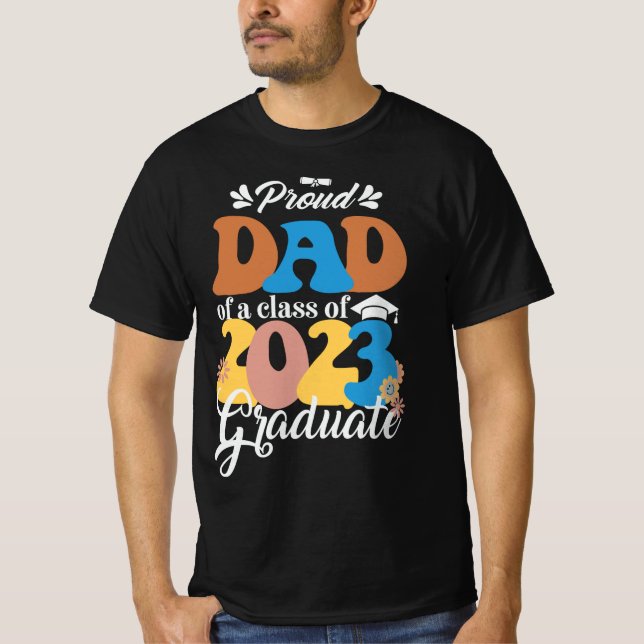 Proud PAPPA av klass 2023 Student Retro Groovy T Shirt (Framsida)