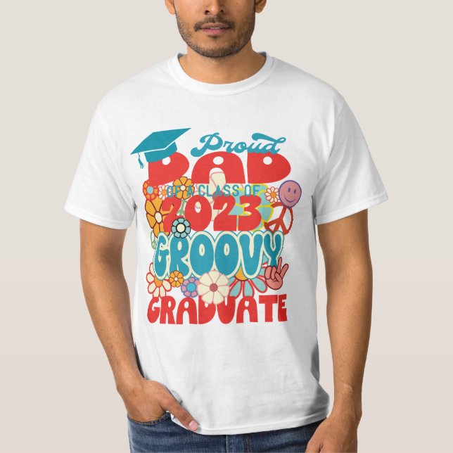 Proud PAPPA av klass 2023 Student Retro Groovy T Shirt (Framsida)