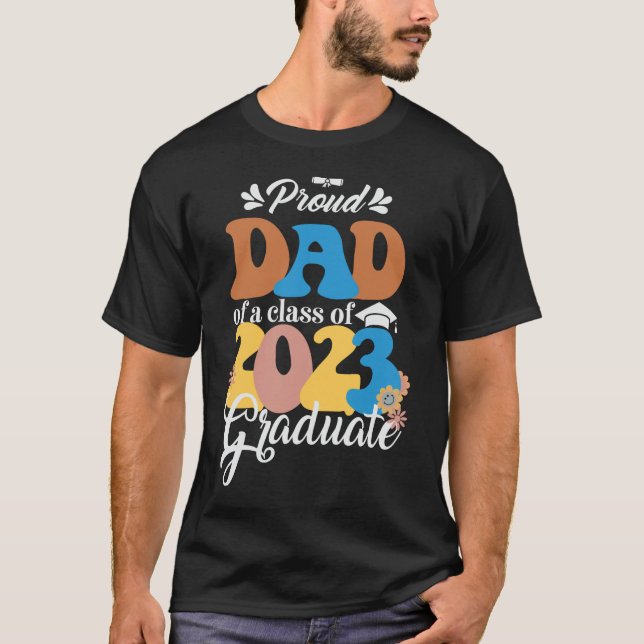 Proud PAPPA av klass 2023 Student Retro Groovy T Shirt (Framsida)