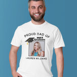 Proud Pappa i Student Photo Anpassningsbar Student T Shirt<br><div class="desc">Personlig stolt pappa över en 2025 student t-shirt med ditt eget student-anpassningsbar-foto och namn. Har en söt studentmössa på fotografiet. Dessa anpassade föräldragarantier är perfekt för en studenten-ceremoni. Visa alla dina äldre fotografier.</div>